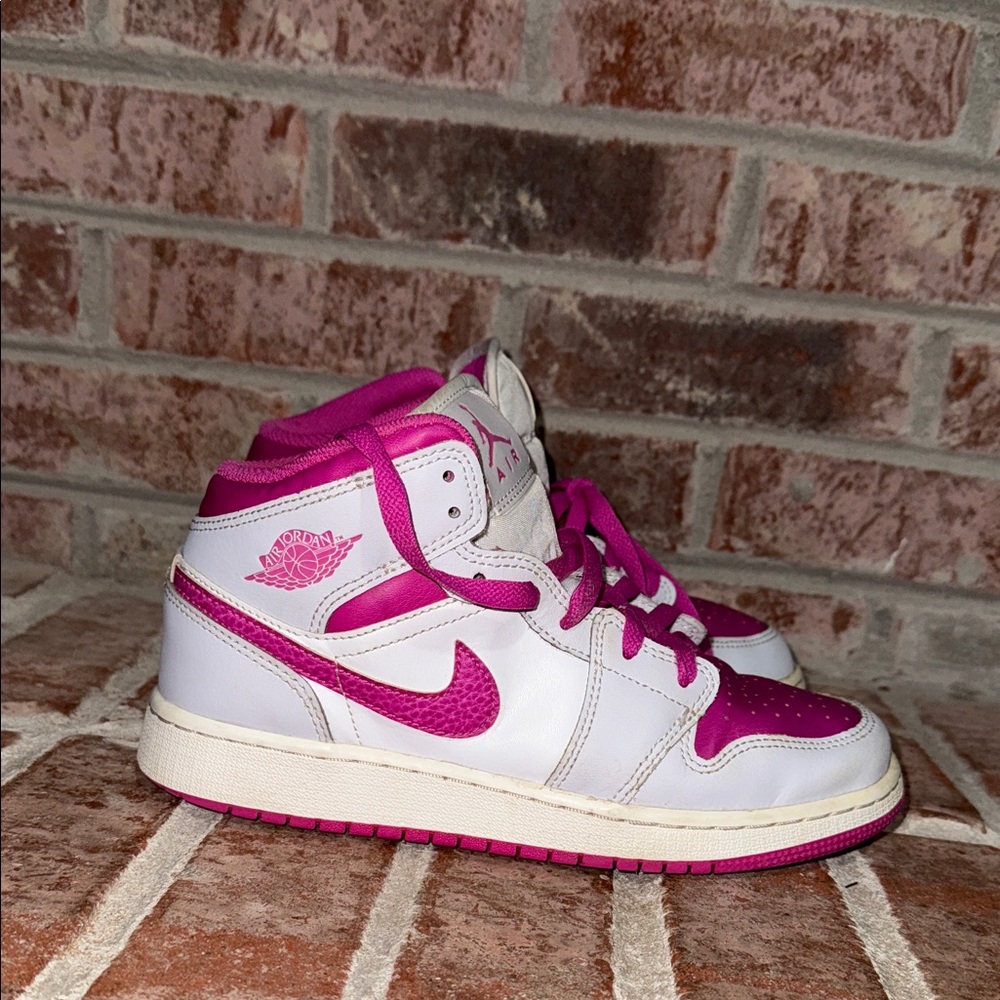 Kids Jordan 1 mid “fire pink” sneakers size 5y